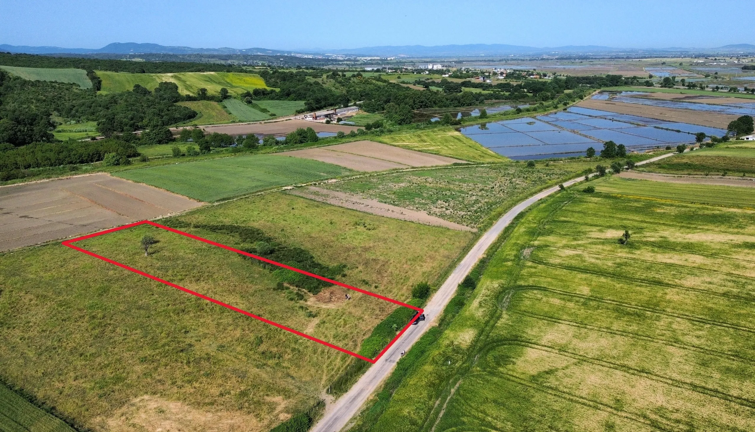 BİGA YUKARIDEMİRCİ'DE OTOYOL VE KÖYE YAKIN 4144 M2 SATILIK TARLA